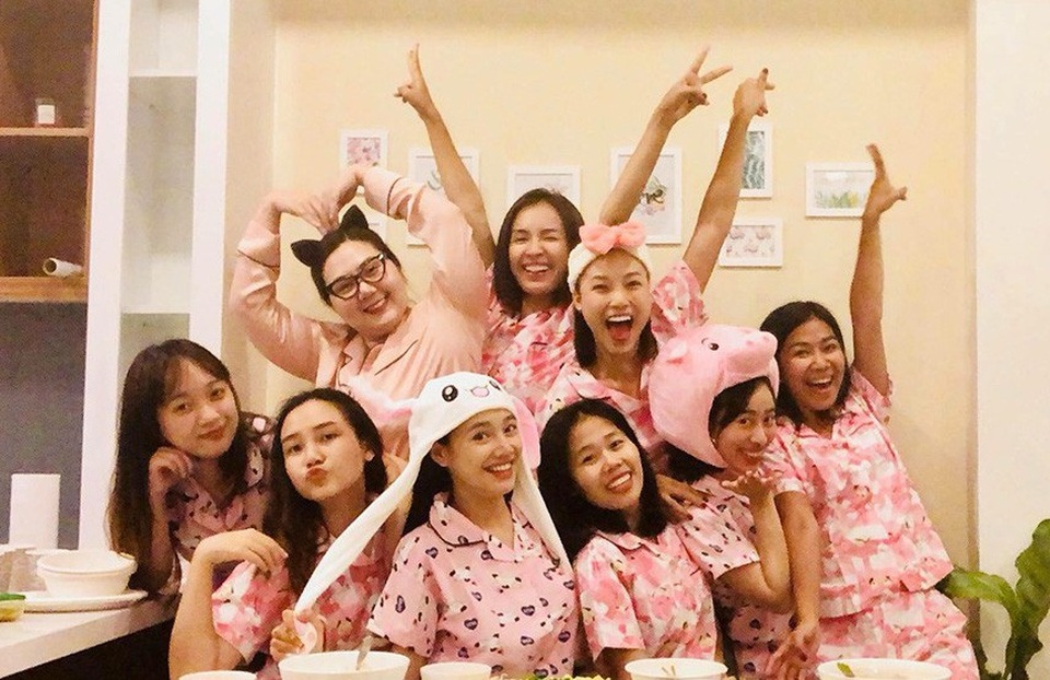 Hé lộ hình ảnh cưới Nhã Phương – Trường Giang - 2 Trước đó, Nhã Phương đã có buổi tiệc chia tay hội bạn thân của mình với hình ảnh gần gũi và dễ thương. Trong hội bạn thân của Nhã Phương có ca sĩ Phan Lê Ái Phương, MC Hoàng Oanh...