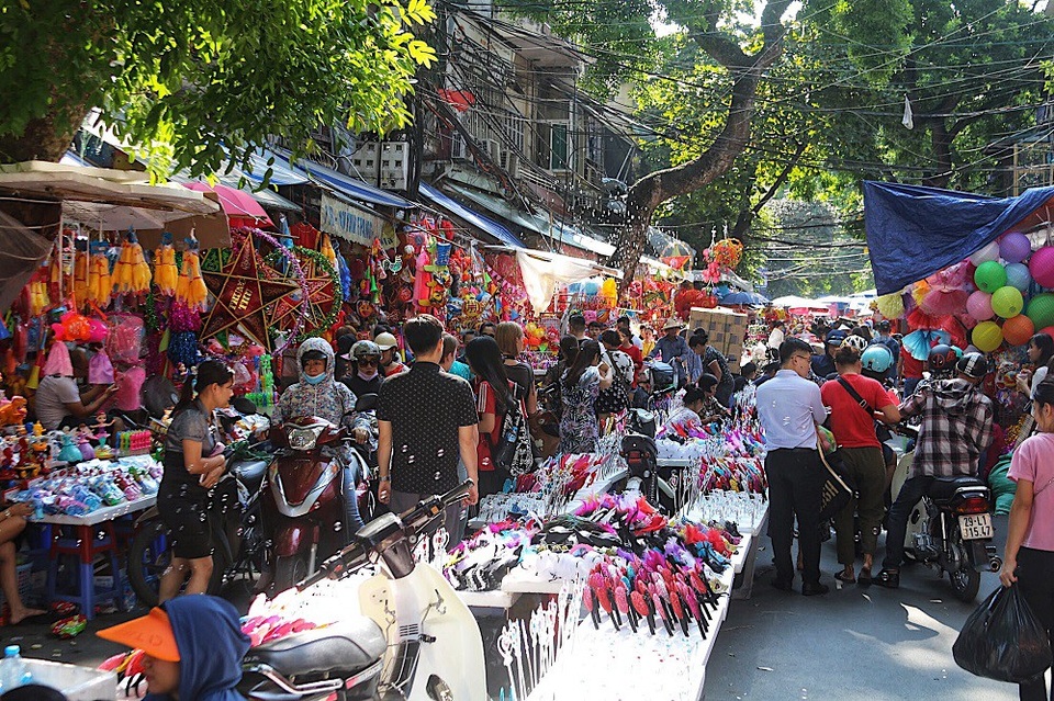 Những ngày cận kề trung thu, lượng khách đổ về hàng Mã mua sắm tăng đột biến khiến cho tuyến phố này luôn trong tình trạng quá tải từ sáng đến đêm.