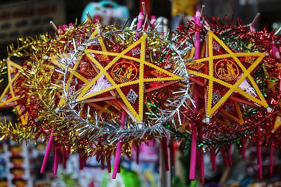 
Theo đó, giá thành các sản phẩm như đèn ông sao: 10.000 -15.000đ/chiếc tùy loại lớn nhỏ; đèn kéo quân khoảng 100.000đ/chiếc; đầu lân từ 60.000 – 200.000/chiếc tùy loại,…
