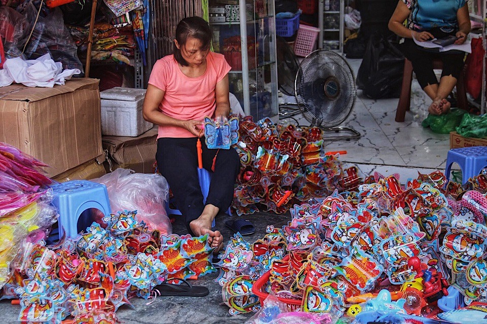 Do lượng khách mua sắm đông nên người bán hàng luôn trong tình trạng tất bật, nhanh chóng hoàn thành các đơn hàng.