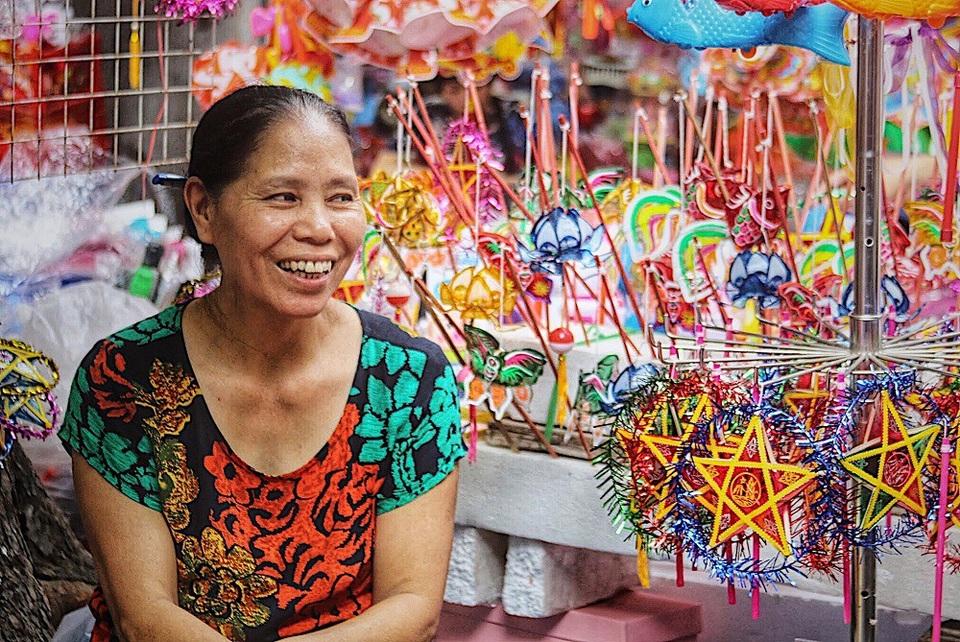 
Cô Hòa, người bán hàng lâu năm ở hàng Mã cho biết. Những ngày này gia đình cô liên tục tất bật chuẩn bị hàng bán buôn và bán lẻ cho khách mua trực tiếp tại cửa hàng. Do lượng khách quá đông, gia đình phải thuê thêm người bán mới đáp ứng đủ nhu cầu.
