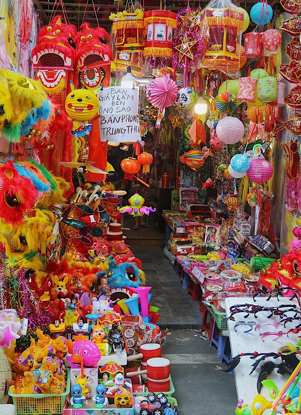 
Theo ghi nhận của PV, năm nay các mặt hàng đồ chơi trung thu Việt như: Mặt nạ giấy bồi, đầu lân, đèn ông sao, đèn kéo quân,…được ưa chuộng hơn. Mức độ tiêu thụ nhanh hơn hẳn các loại đồ chơi Trung Quốc.
