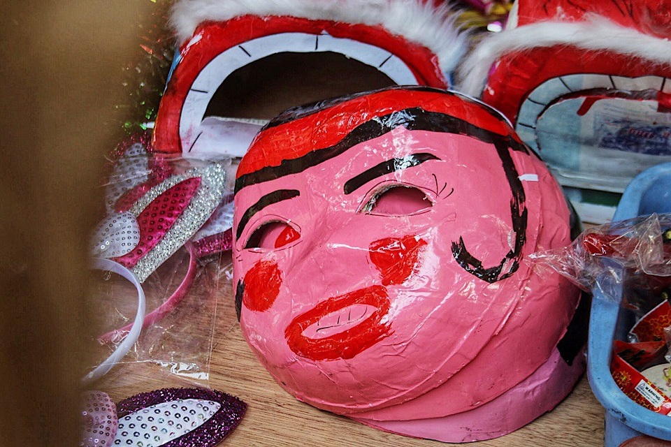 
Đồ chơi Việt tuy có giá thành đắt hơn so với đồ Trung Quốc nhưng mẫu mã, màu sắc được cải thiện lại an toàn cho sức khỏe và bảo vệ môi trường.
