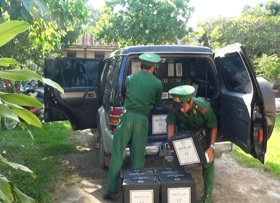 Tài xế ô tô chở hàng trăm chai rượu ngoại, giá nửa tỷ bỏ trốn khi bị phát hiện - 2 Cơ quan chức năng khám xét hàng hóa và phát hiện một lượng lớn rượu ngoại nhập lậu
