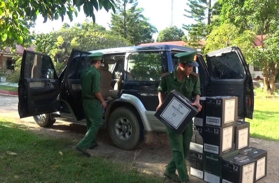Tài xế ô tô chở hàng trăm chai rượu ngoại, giá nửa tỷ bỏ trốn khi bị phát hiện - 3 Toàn bộ hàng hóa trên xe đã bị tạm giữ