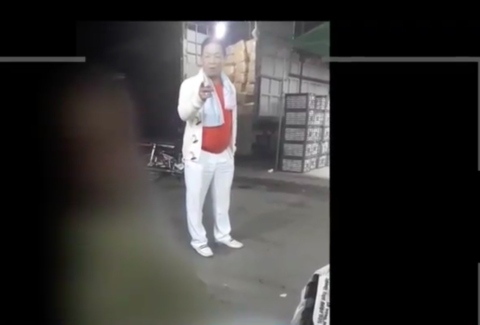 Phó BQL chợ Long Biên: "Không có ổ nhóm xã hội đen trong chợ" (?) - 1
Hình ảnh trong đoạn phóng sự ghi nhận hoạt động được cho là bảo kê ở chợ Long Biên. Nhân vật trong hình là Nguyễn Kim Hưng (còn gọi là Hưng kính) - Tổ trưởng tổ bốc dỡ số 2 (nguồn: VTV)