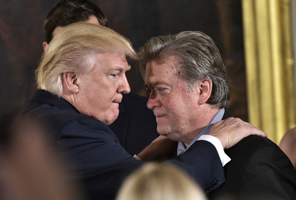 "Ông Trump quyết không lùi bước trong chiến tranh thương mại với Trung Quốc" - 1
Tổng thống Mỹ Donald Trump (trái) và ông Steve Bannon thời còn tâm đầu ý hợp (Ảnh: Getty/AFP)
