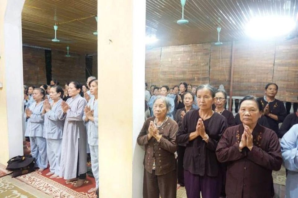 Hàng trăm người tụng kinh cầu siêu, tưởng nhớ Chủ tịch nước - 8 Hàng trăm người tụng kinh cầu siêu, tưởng nhớ Chủ tịch nước - 8