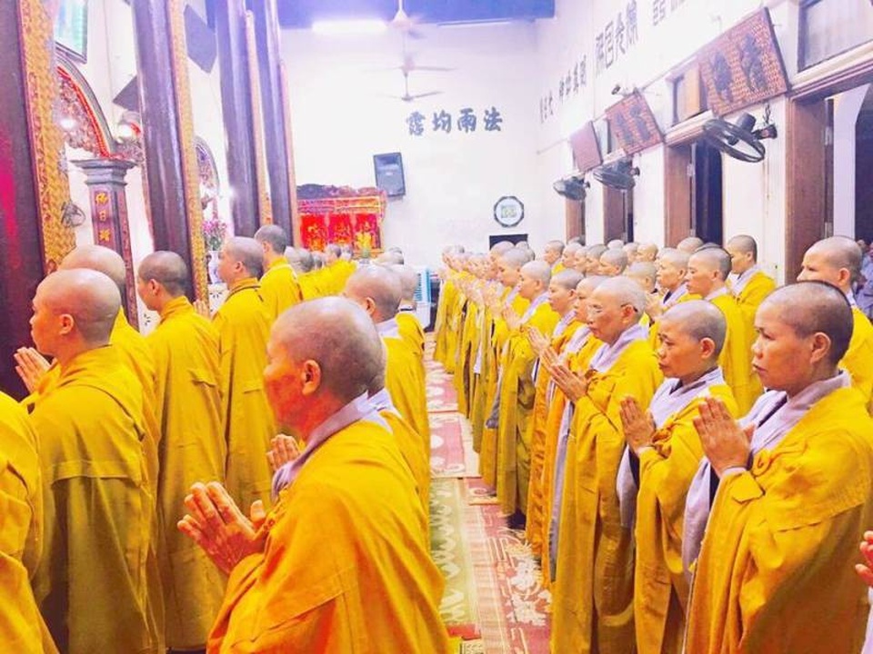 Hàng trăm người tụng kinh cầu siêu, tưởng nhớ Chủ tịch nước - 5 Hàng trăm người tụng kinh cầu siêu, tưởng nhớ Chủ tịch nước - 5