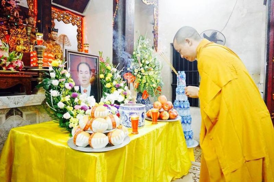 Hàng trăm người tụng kinh cầu siêu, tưởng nhớ Chủ tịch nước - 3 Hàng trăm người tụng kinh cầu siêu, tưởng nhớ Chủ tịch nước - 3