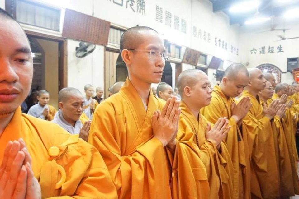 Hàng trăm người tụng kinh cầu siêu, tưởng nhớ Chủ tịch nước - 7 Hàng trăm người tụng kinh cầu siêu, tưởng nhớ Chủ tịch nước - 7