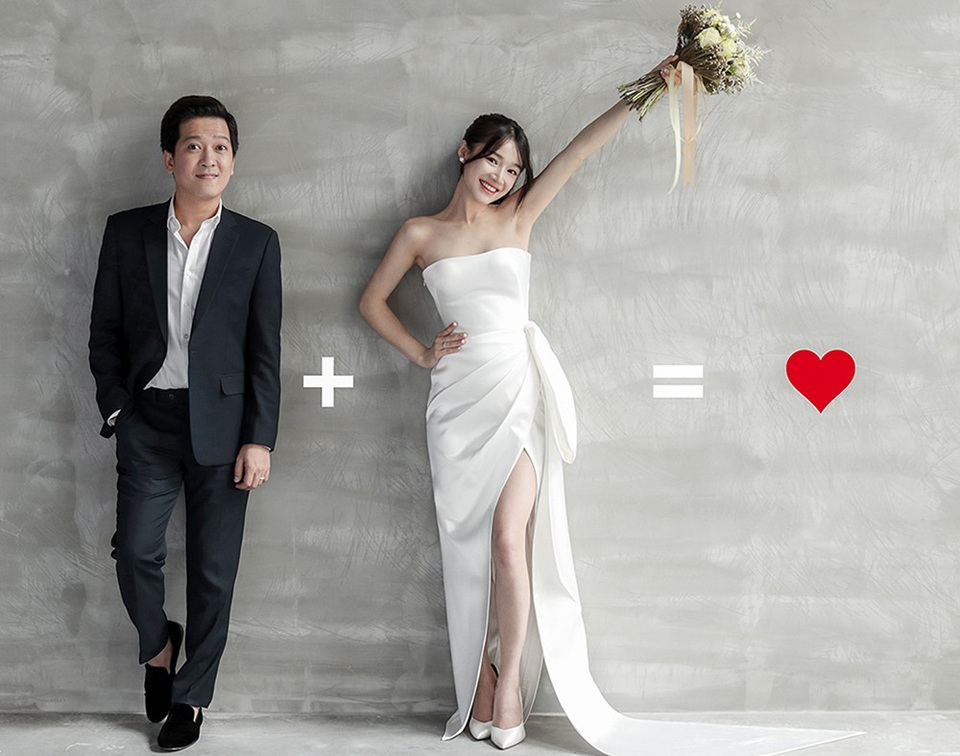 
Sau thông tin tái hợp, Trường Giang - Nhã Phương đã công khai thông tin kết hôn sau nhiều lời đồn đoán. Hôn lễ của Trường Giang - Nhã Phương diễn ra vào ngày 25/9 tại TPHCM. Cặp đôi cũng khiến truyền thông phát sốt khi mọi thông tin liên quan đều được giữ bí mật.
