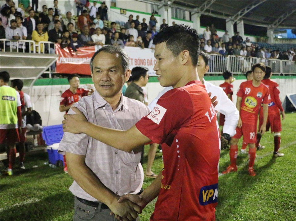 HA Gia Lai có nguy cơ xuống hạng: Công Phượng, Xuân Trường nợ bầu Đức lời xin lỗi - 1
Bầu Đức đã bỏ ra nhiều tâm huyết cho HA Gia Lai những năm qua