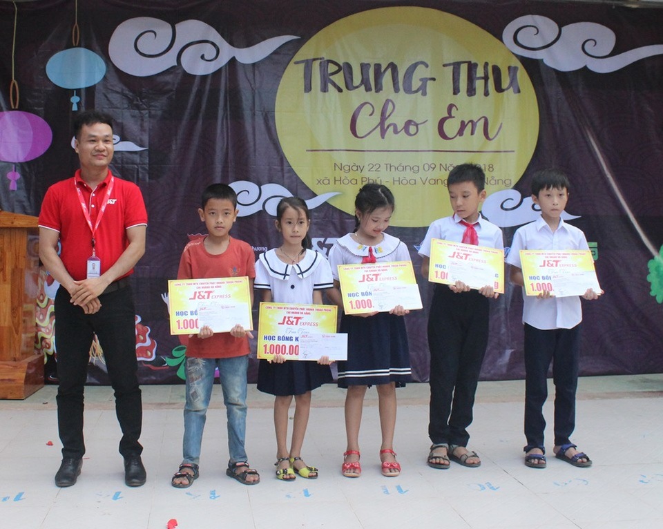 Đà Nẵng: Trao học bổng và quà Tết Trung thu đến trẻ em nghèo vùng núi - 2 Đà Nẵng: Trao học bổng và quà Tết Trung thu đến trẻ em nghèo vùng núi - 2