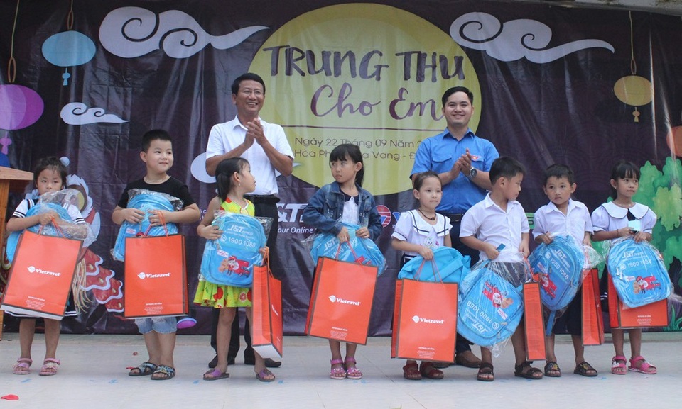 Đà Nẵng: Trao học bổng và quà Tết Trung thu đến trẻ em nghèo vùng núi - 1 350 suất quà Tết Trung thu được trao đến các em học sinh ở xã Hoà Phú, huyện Hoà Vang, Đà Nẵng