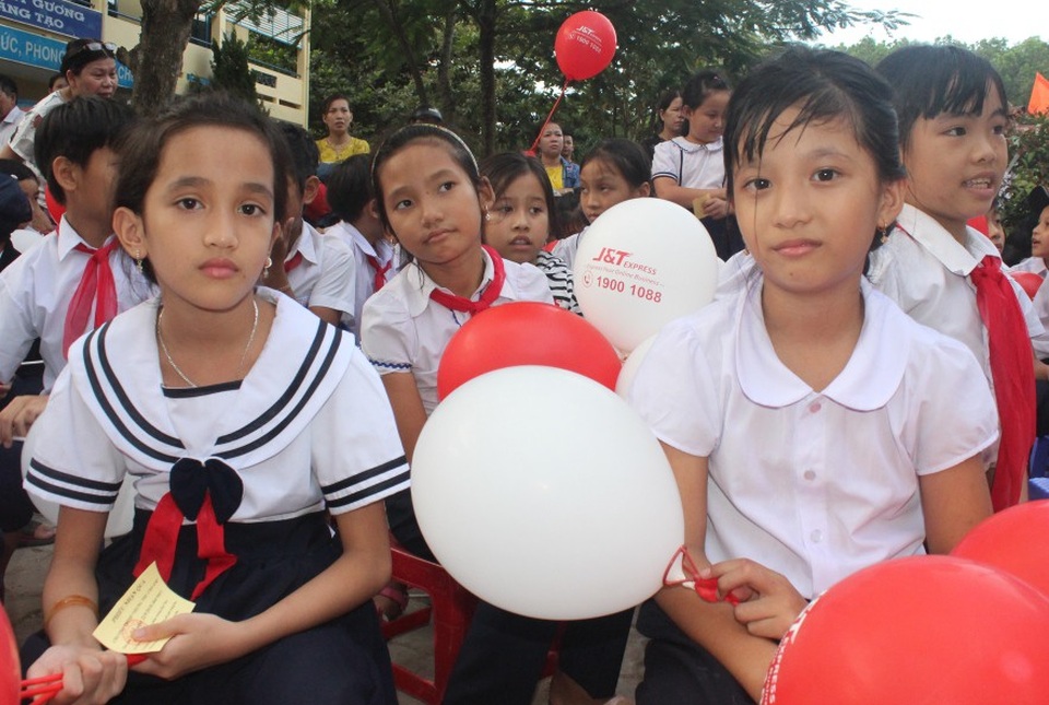 Đà Nẵng: Trao học bổng và quà Tết Trung thu đến trẻ em nghèo vùng núi - 4 Đà Nẵng: Trao học bổng và quà Tết Trung thu đến trẻ em nghèo vùng núi - 4