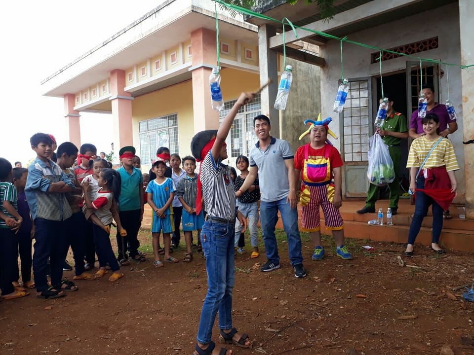 Mang trung thu đến với trẻ em đồng bào dân tộc thiểu số - 3 Tham dự chương trình, thiếu nhi được trải nghiệm những trò chơi dân gian