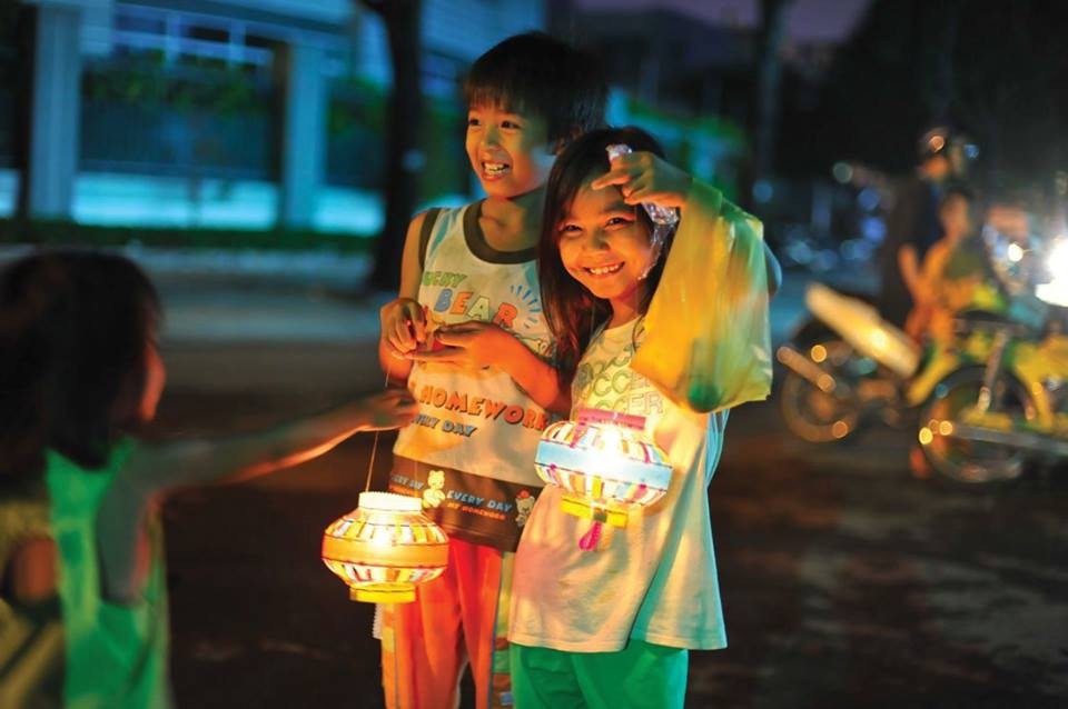 Mang trung thu đến với trẻ em đồng bào dân tộc thiểu số - 4 Niềm vui của trẻ khi nhận quà trung thu