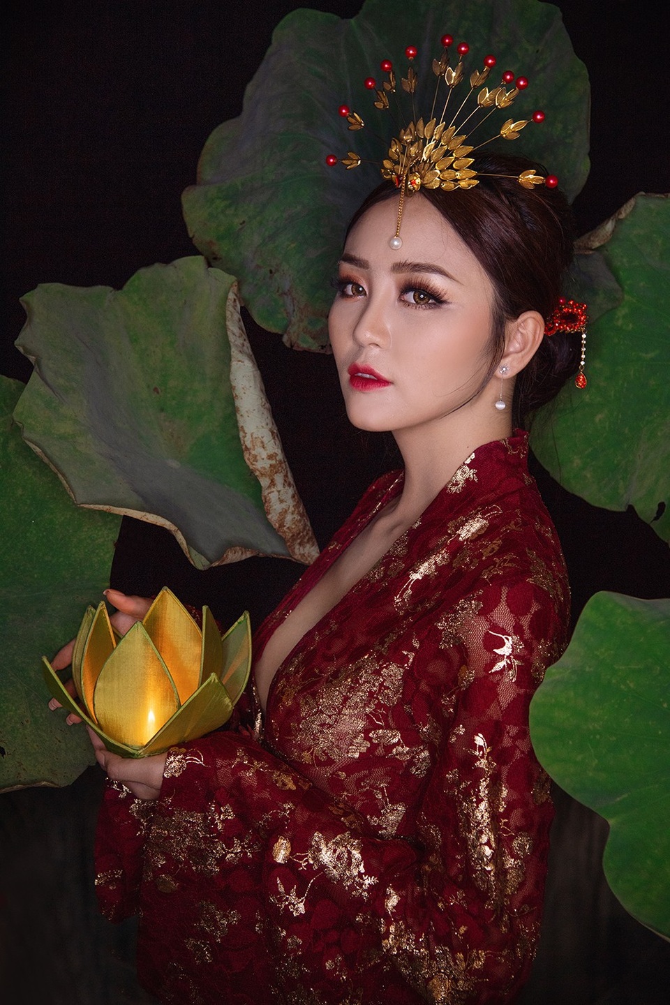 Hoa khôi Nam Bộ hóa Phú Sát Hoàng Hậu “Diên hi công lược” trong ảnh Trung thu - 3 Bộ ảnh được thực hiện vào 2h sáng bởi khi set-up ngoài trời nhưng khói bị gió làm tan nên phải làm lại toàn bộ khung cảnh. Toàn bộ thời gian cho bộ ảnh này là hơn 8 tiếng đồng hồ.