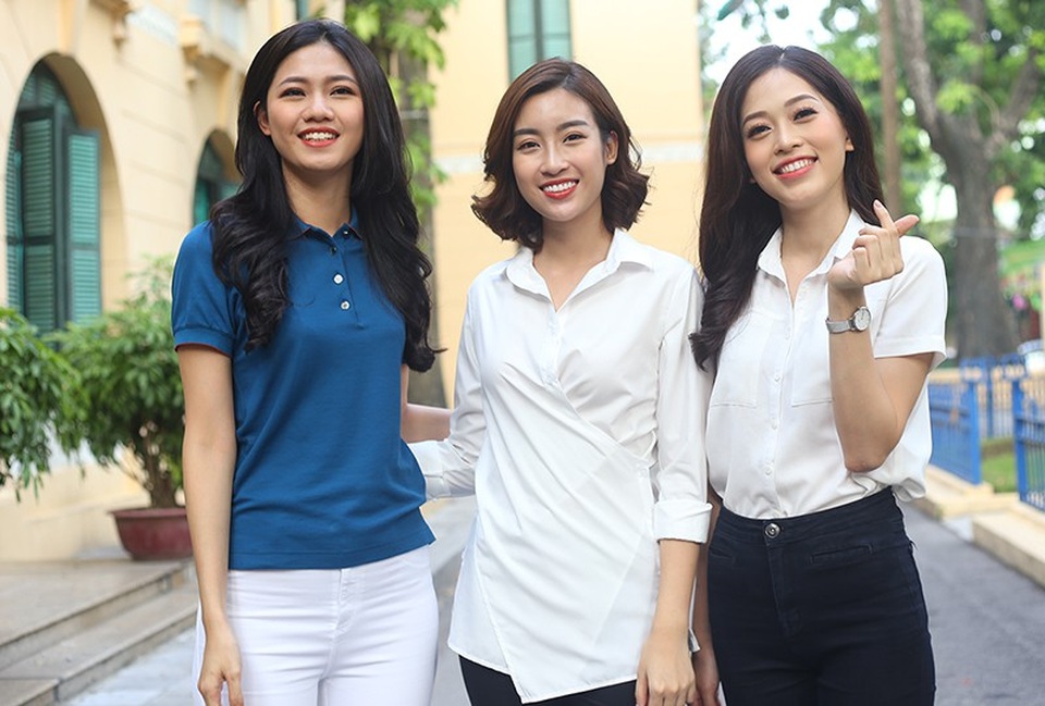 Tân Á hậu Phương Nga trao quà Trung thu tới em nhỏ tại bệnh viện - 1
Á hậu Bùi Phương Nga (ngoài cùng bên phải) cùng Hoa hậu Đỗ Mỹ Linh (giữa), Á hậu Ngô Thanh Thanh Tú (áo xanh) tham gia hoạt động thiện nguyện dịp trung thu tại bệnh viện Xanh Pôn, Hà Nội
