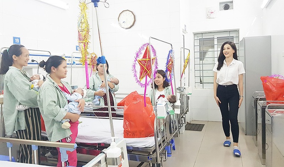 Tân Á hậu Phương Nga trao quà Trung thu tới em nhỏ tại bệnh viện - 4
Sự thân thiện và chân thành của Á hậu Bùi Phương Nga khiến những bệnh nhân và người nhà cảm thấy ấm lòng.