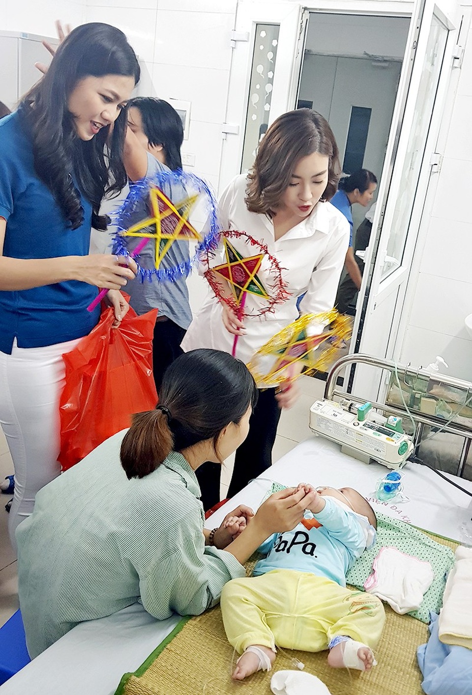 Tân Á hậu Phương Nga trao quà Trung thu tới em nhỏ tại bệnh viện - 5
Đỗ Mỹ Linh và Ngô Thanh Thanh Tú tận tình thăm hỏi từng bệnh nhân và người nhà, tận tay trao quà động viên các em bé đang điều trị tại viện