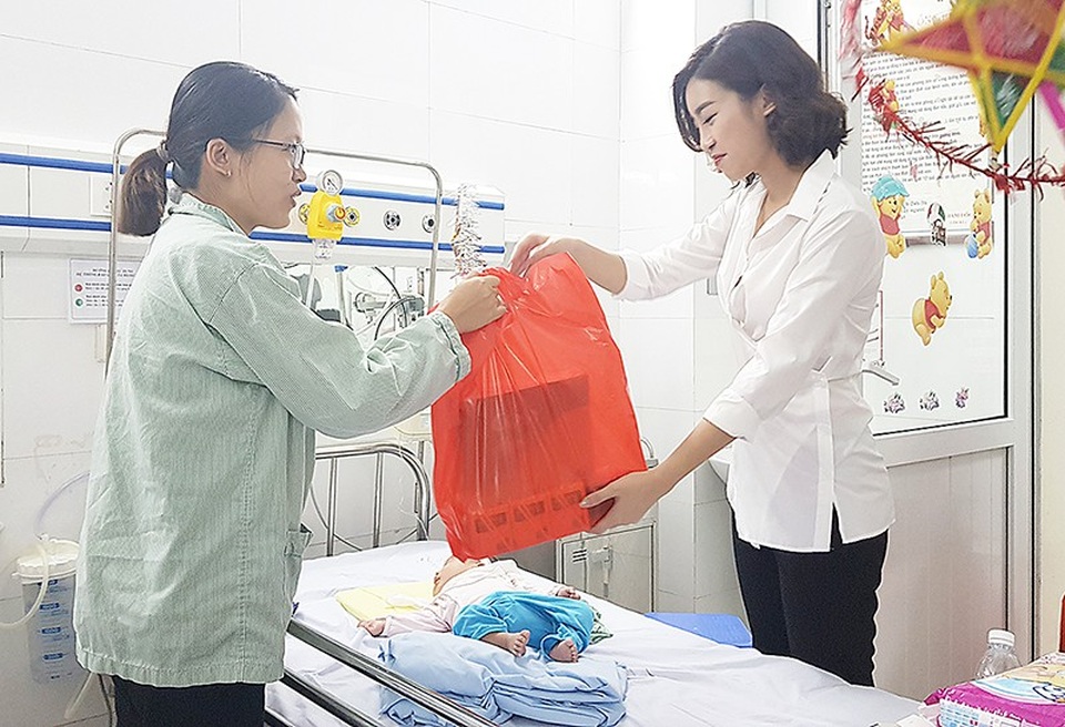 Tân Á hậu Phương Nga trao quà Trung thu tới em nhỏ tại bệnh viện - 6 Tân Á hậu Phương Nga trao quà Trung thu tới em nhỏ tại bệnh viện - 6