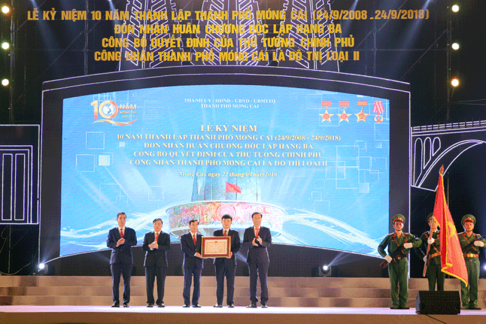 Nâng cấp đô thị cho thành phố Móng Cái - 2
Đón nhận Huân chương Độc lập hạng 3 (ảnh: báo Quảng Ninh)
