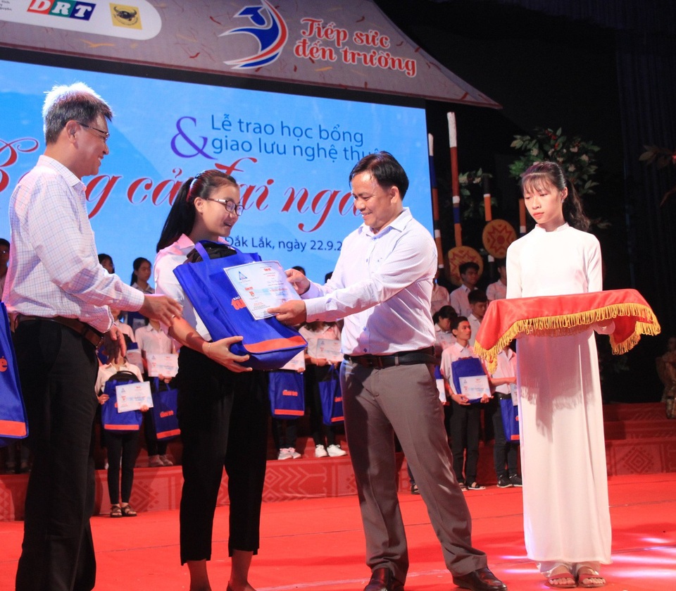 Trao 127 suất học bổng hỗ trợ tân sinh viên khó khăn tại Tây Nguyên đến trường - 1 Các tân sinh viên có hoàn cảnh khó khăn được nhận học bổng