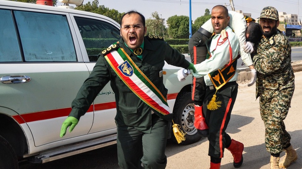 Khoảnh khắc các tay súng tấn công đoàn diễu binh Iran, ít nhất 25 người chết - 4
(Ảnh: AFP)