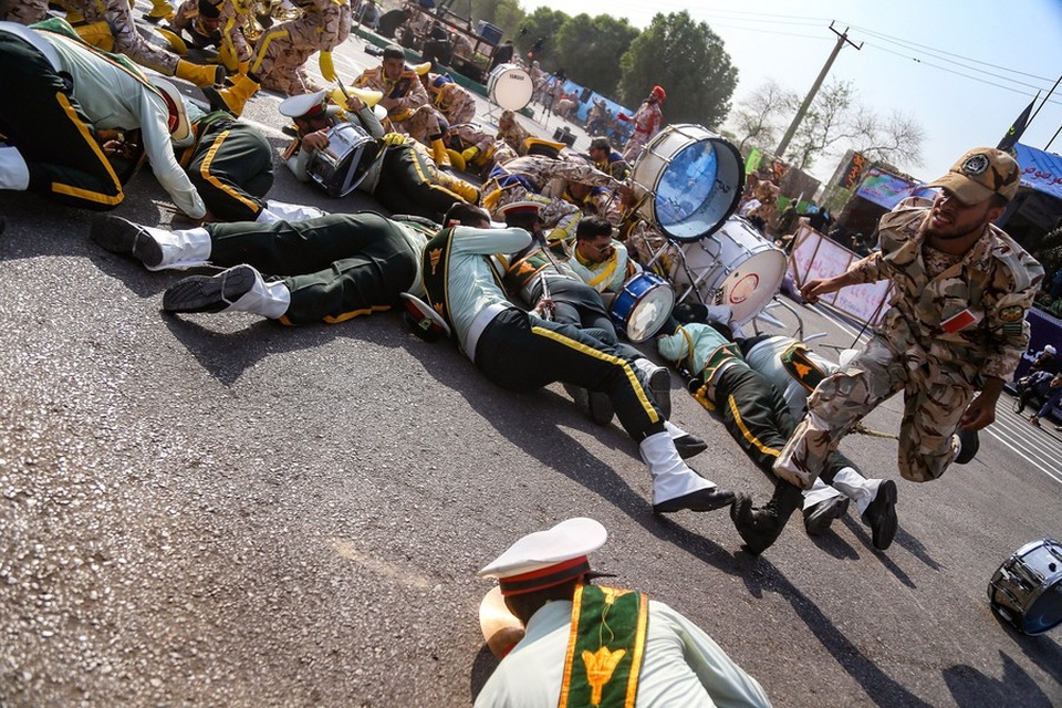 Khoảnh khắc các tay súng tấn công đoàn diễu binh Iran, ít nhất 25 người chết - 3
(Ảnh: AFP)
