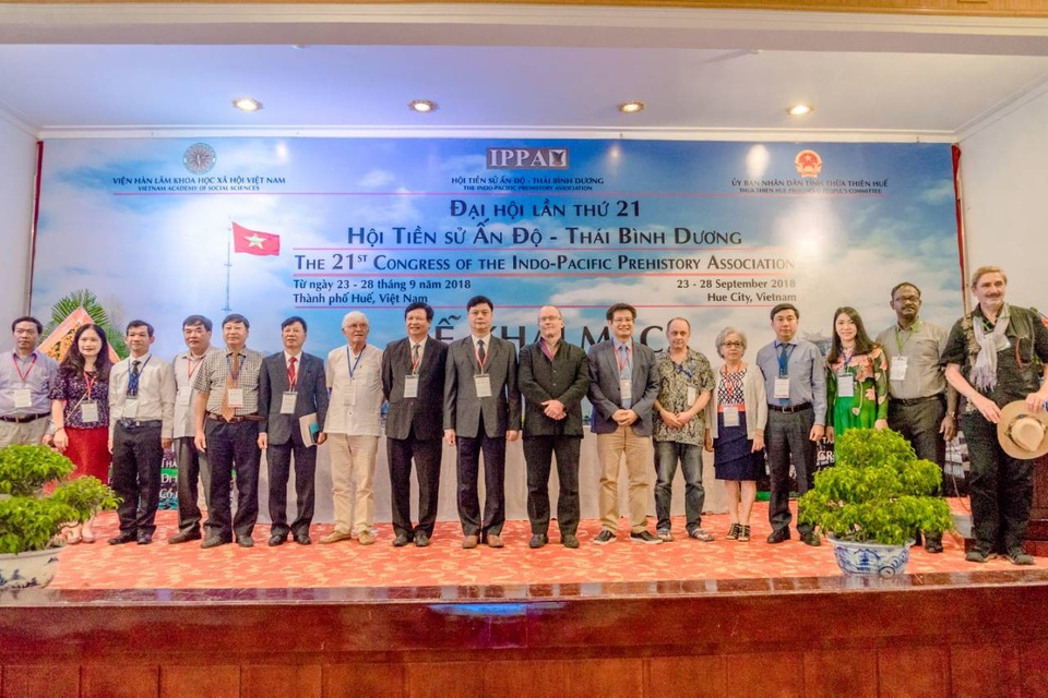 Các nhà khảo cổ học và đại biểu chụp ảnh lưu niệm tại sự kiện lớn nhất về ngành khảo cổ