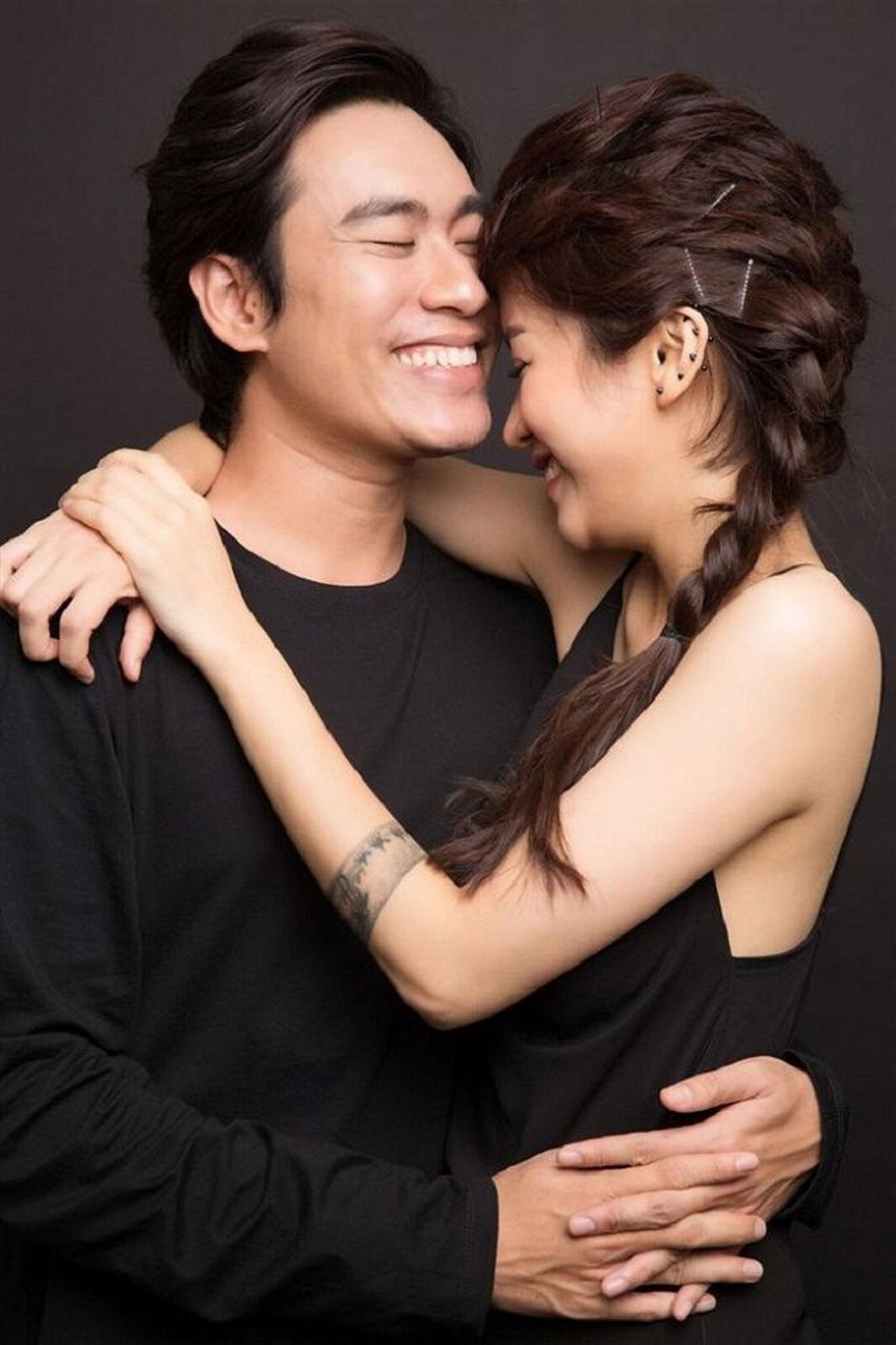 “Quỳnh Búp bê” tiết lộ bị “ngã giá” nghìn đô, “Cảnh soái ca” bàn scandal Kiều Minh Tuấn - 1 Gần đây, cặp đôi diễn viên Kiều Minh Tuấn, An Nguy có chia sẻ họ có tình cảm thật với đối phương cả ở trong phim lẫn ngoài đời và đây là cảm xúc còn sót lại ở vai diễn và chưa thể thoát khỏi nhân vật.