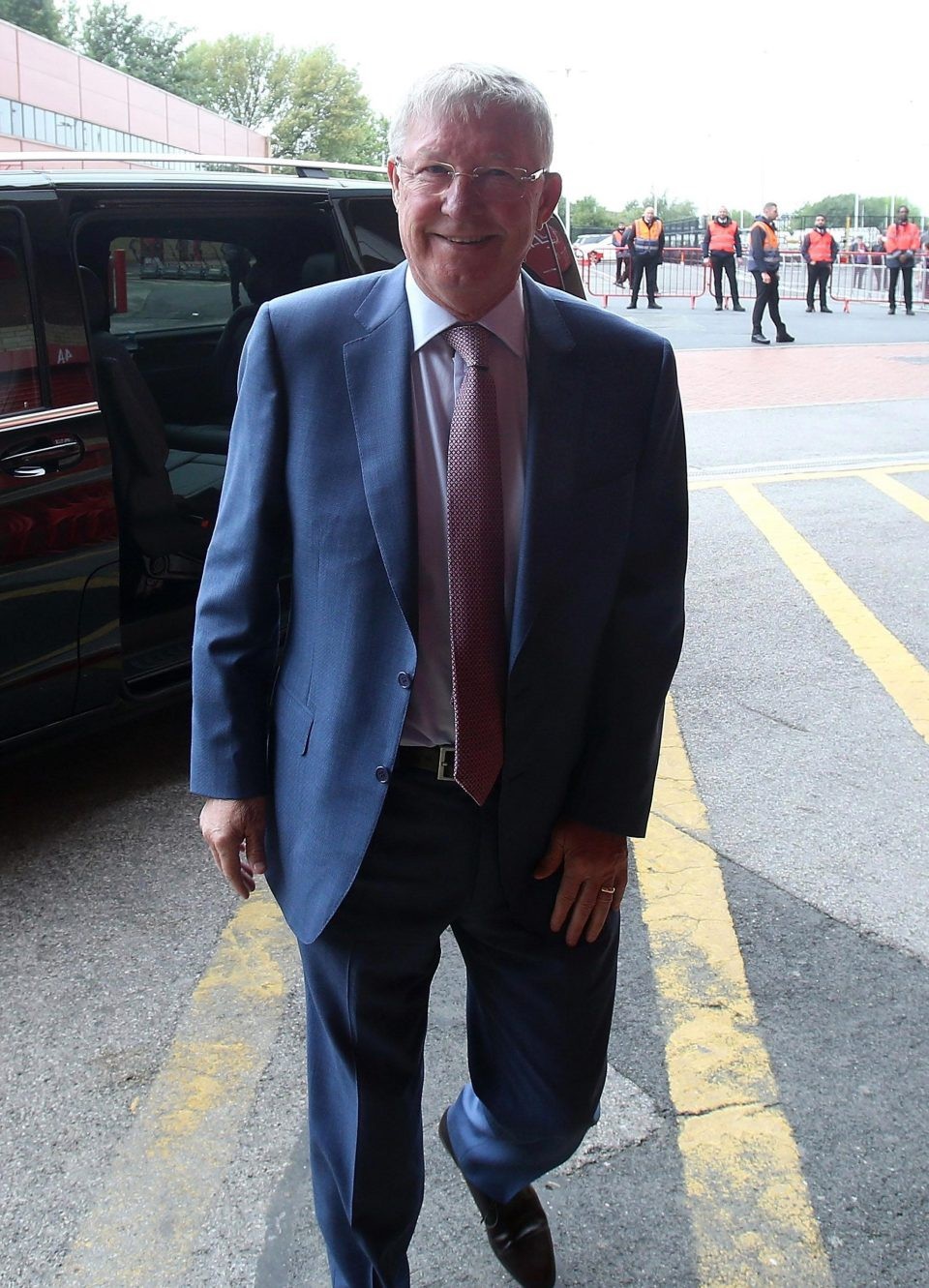 Sir Alex Ferguson tươi cười trở lại sân Old Trafford - 1 Sir Alex Ferguson tươi cười trở lại sân Old Trafford - 1
