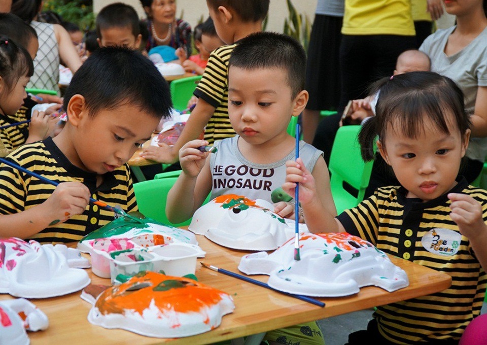 
Chiều 22/9, hàng trăm em nhỏ từ 2 đến 5 tuổi ở khu đô thị Dương Nội (Hà Nội) được tham gia ngày hội Trung thu đặc biệt.
