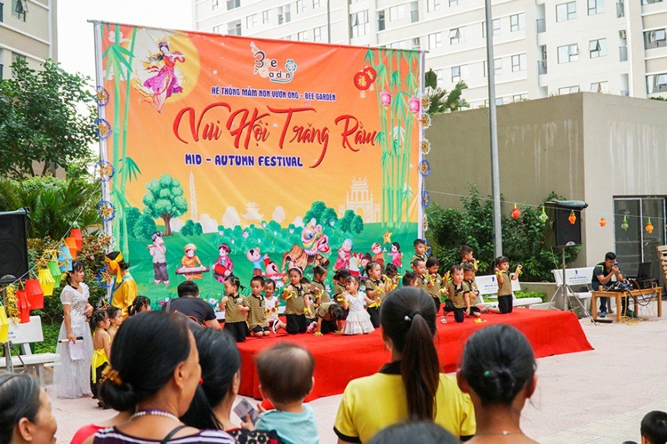 
Sân khấu trung thu của trẻ nhỏ.
