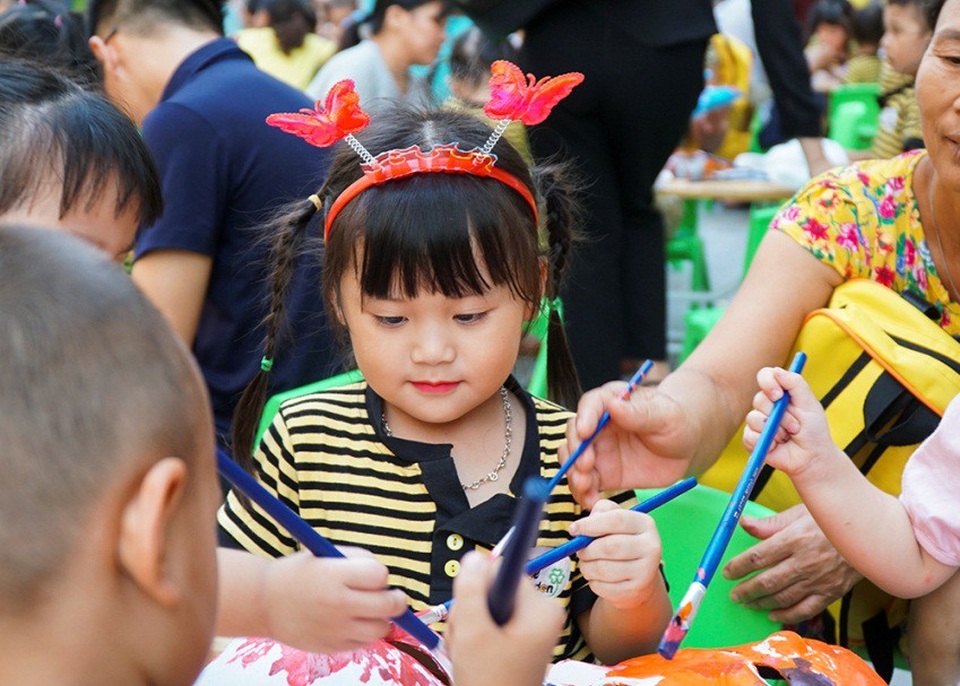 
Các em được tự tay vẽ mặt nạ giấy bồi, thỏa sức sáng tạo theo ý thích.
