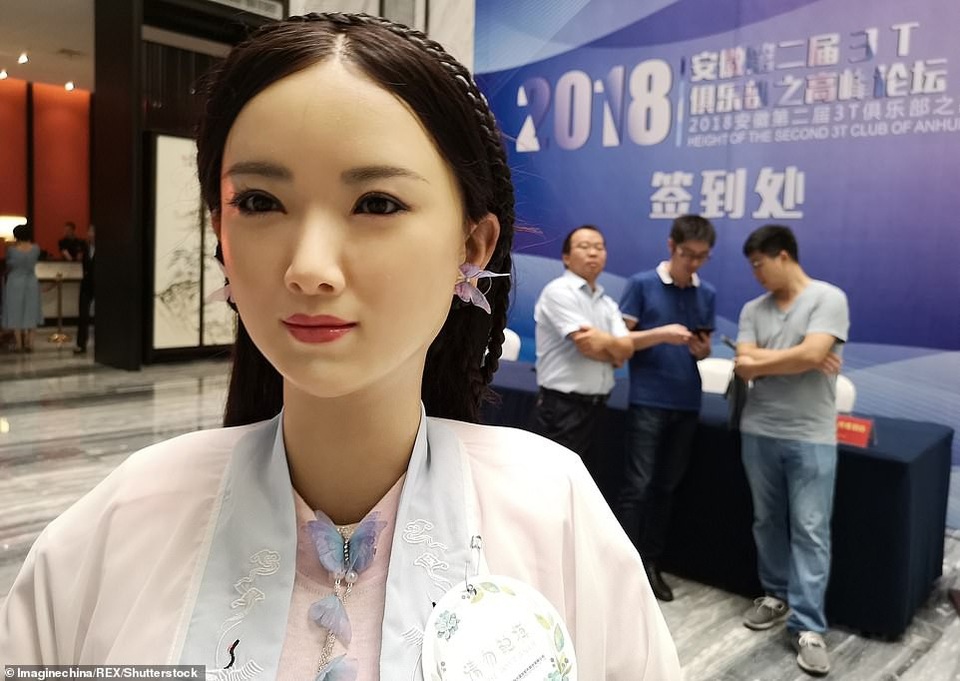 Khách sạn sang trọng TQ dùng "thánh nữ" robot đón khách - 2 Robot có nhiệm vụ chỉ đường và đón khách.