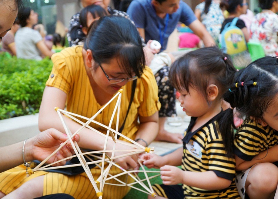 
“Những khu vui chơi như thế này rất bổ ích cho các con, cùng nhau vui đùa, tập làm ra những thứ yêu thích, để khi lớn lên các con sẽ hiểu được giá trị của cuộc sống”, chị Liên (30 tuổi, ở khu đô thị Dương Nội) chia sẻ.
