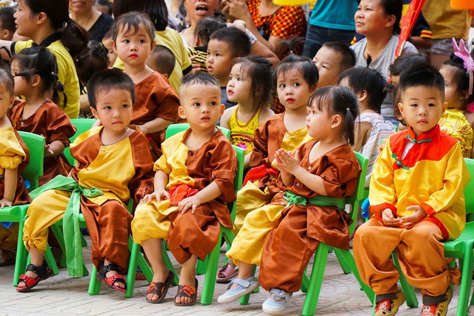 
Ngoài tập làm đồ chơi Trung thu, các bé còn được tham gia các chương trình văn nghệ mang đậm bản sắc dân tộc.
