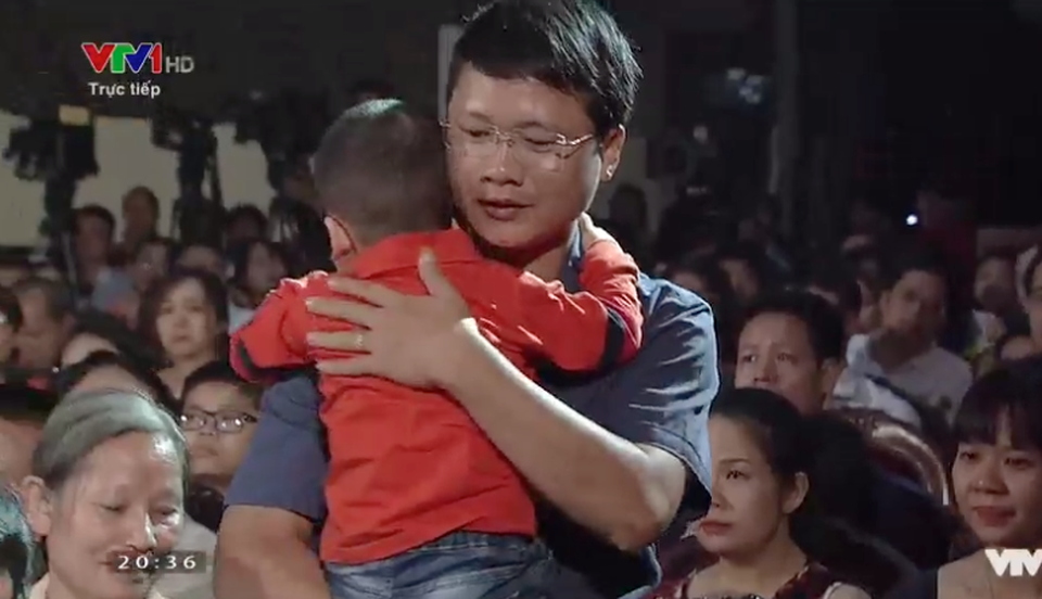 Điều kì diệu viết tiếp sau câu chuyện Thiếu uý ung thư nhường sự sống cho con - 5 Cha con bé Gấu xuất hiện trong sự xúc động của nhiều khán giả có mặt tại chương trình.