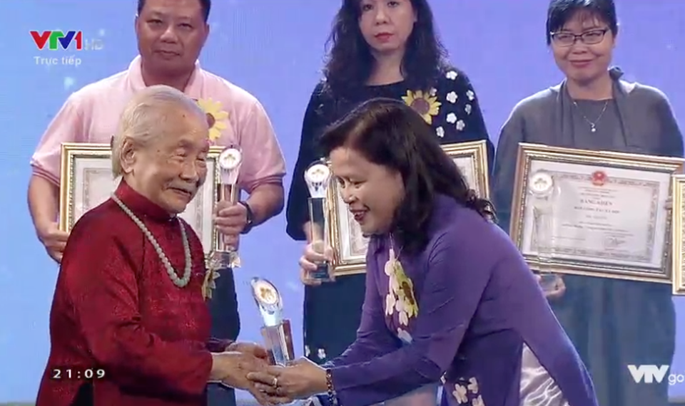 Điều kì diệu viết tiếp sau câu chuyện Thiếu uý ung thư nhường sự sống cho con - 15 Quỹ Ngày mai tươi sáng cũng đã trao Giải thưởng “Ngày mai tươi sáng” nhằm ghi nhận, biểu dương và tôn vinh các tập thể, cá nhân có nhiều đóng góp trong công tác hỗ trợ cho các bệnh nhân ung thư nghèo và công tác khám chữa bệnh, công tác tuyên truyền phòng chống ung thư.