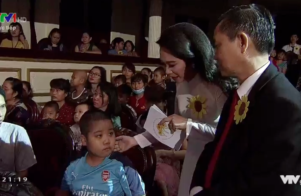 Điều kì diệu viết tiếp sau câu chuyện Thiếu uý ung thư nhường sự sống cho con - 8 Bệnh nhi Hải Anh (11 tuổi, đến từ Bắc Ninh) được dành tặng đôi chân giả như mơ ước của em.