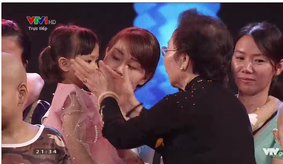 Điều kì diệu viết tiếp sau câu chuyện Thiếu uý ung thư nhường sự sống cho con - 1 Bà Nguyễn Thị Doan - nguyên Phó Chủ tịch nước CHXHCN Việt Nam - Chủ tịch Hội Khuyến học Việt Nam động viên bệnh nhi ung thư.