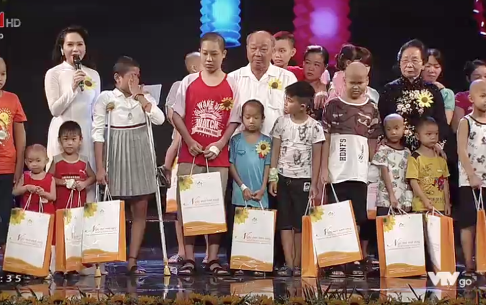 Điều kì diệu viết tiếp sau câu chuyện Thiếu uý ung thư nhường sự sống cho con - 2 Bà Nguyễn Thị Doan và ông Nguyễn Quốc Triệu - Trưởng ban Bảo vệ và Chăm sóc sức khoẻ cán bộ Trung ương trao quà nhân dịp Tết Trung thu cho các bệnh nhi ung thư.