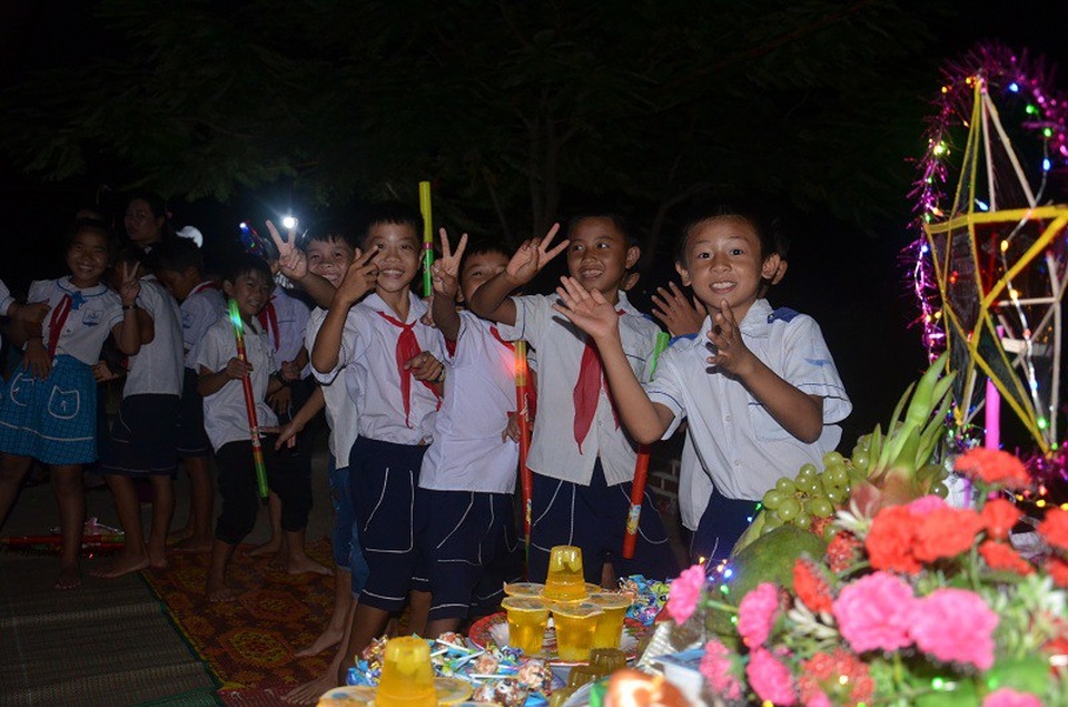 Quảng Bình: Mang niềm vui Trung thu đến với học sinh nghèo, trẻ em dân tộc - 8 Các chương trình Trung thu đầy ý nghĩa thực sự đã mang lại niềm vui, niềm động viên tinh thần cho các em học sinh vùng khó khăn