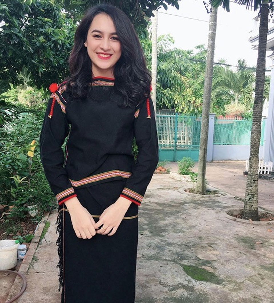 Sở hữu gương mặt đậm "chất Tây", thiếu nữ Ê đê bị hiểu nhầm là... con lai - 1 H Duyên Bkrông hay còn được gọi với tên thân mật là Duyên, hiện tại Duyên đang theo học tại trường Cao đẳng Văn hóa - Nghệ thuật tỉnh Đắk Lắk.
