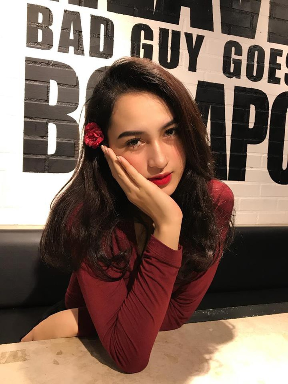 Sở hữu gương mặt đậm "chất Tây", thiếu nữ Ê đê bị hiểu nhầm là... con lai - 6 Nhờ sở hữu gương mặt đẹp cùng chiều cao nổi bật nên ngoài việc học tập, Duyên cũng tham gia làm mẫu ảnh và theo các vũ đoàn diễn đám cưới, sự kiện.
