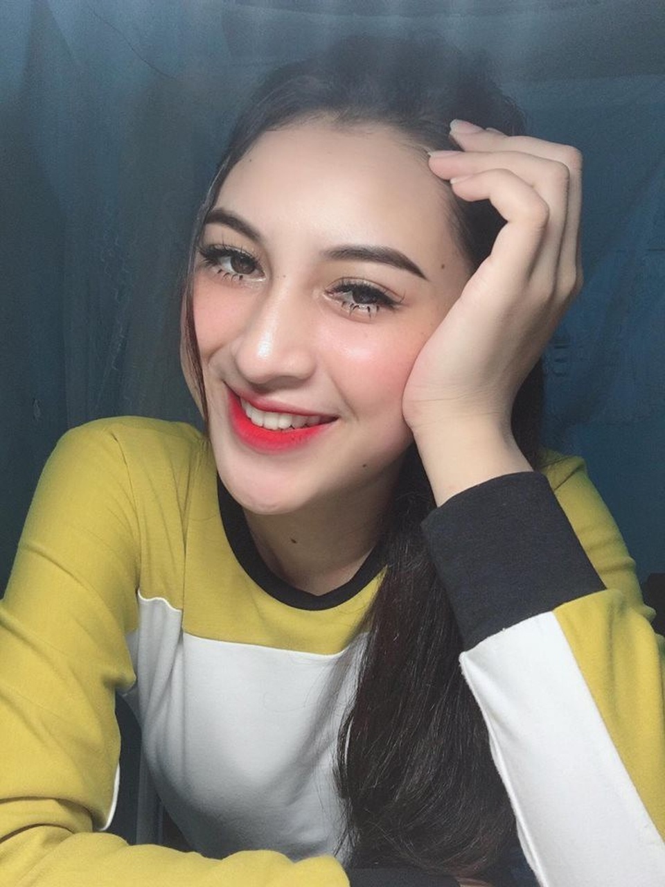 Sở hữu gương mặt đậm "chất Tây", thiếu nữ Ê đê bị hiểu nhầm là... con lai - 5 Duyên cho biết từ ông bà đến ba mẹ cô nàng đều là người Ê đê gốc, nét đẹp của Duyên là được thừa hưởng từ người mẹ xinh đẹp.