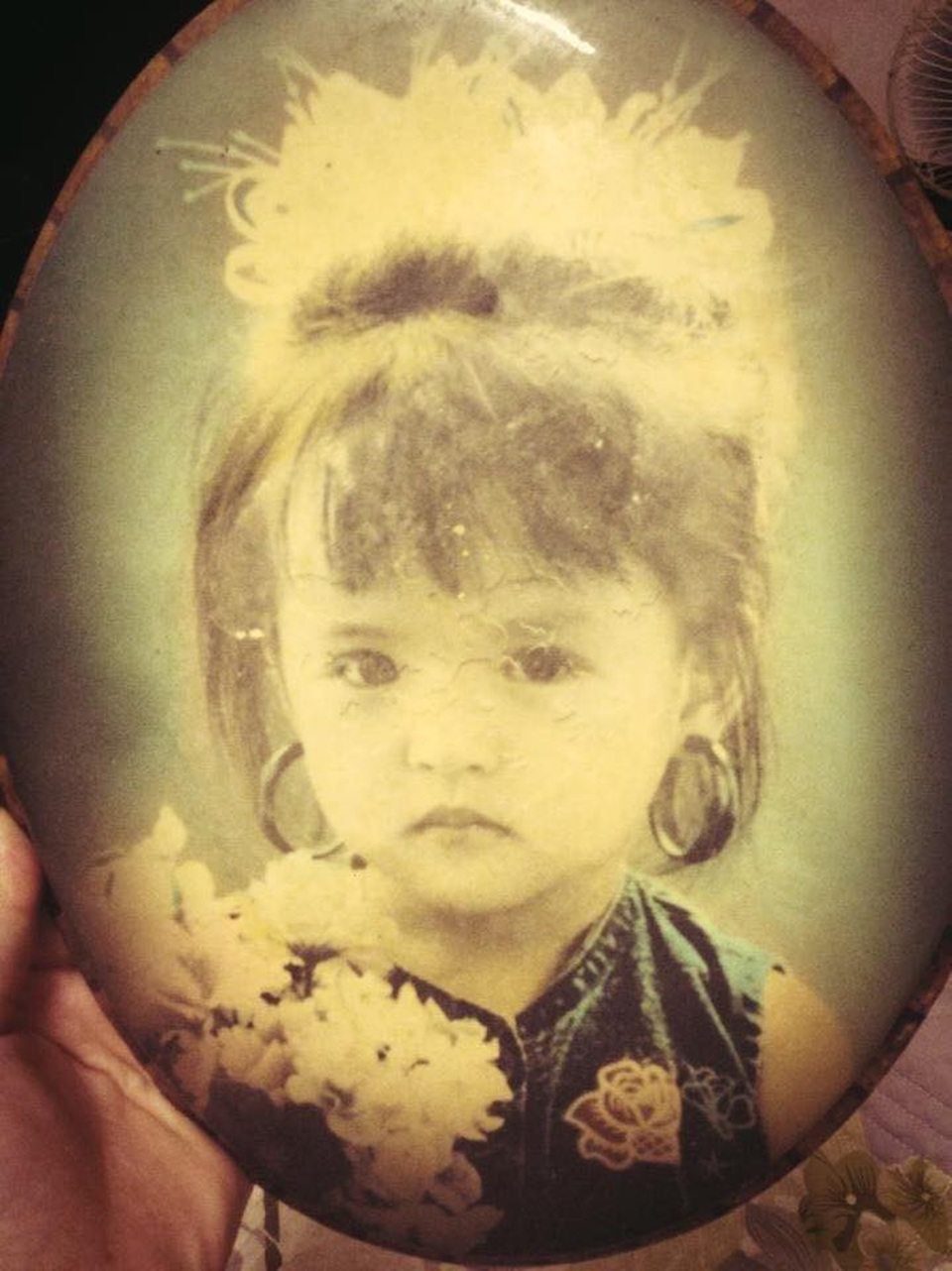 Thu Quỳnh sinh năm 1988, gốc Hà Nội. Cô được sinh ra trong một gia đình có bố cũng là một người đam mê nghệ thuật. Ảnh chụp lúc Thu Quỳnh vừa tròn 3 tuổi.